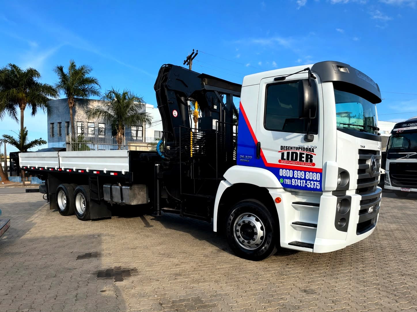 Caminhão munck da Líder Serviços com guindaste articulado