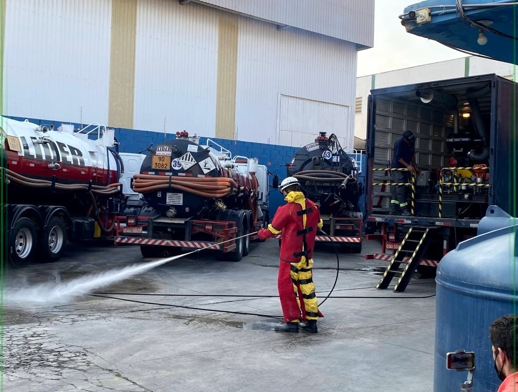 Operador da Líder Serviços em operação de hidrojateamento